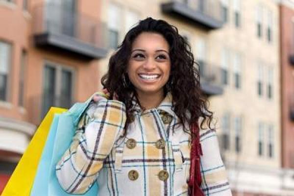 استكشاف فوائد العدسات اللاصقة الشهرية