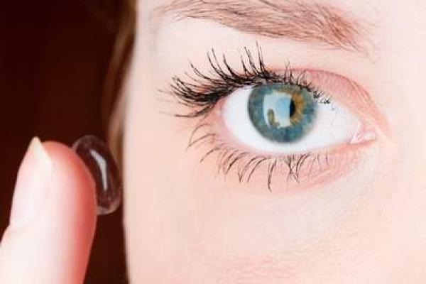 how to put contact lenses